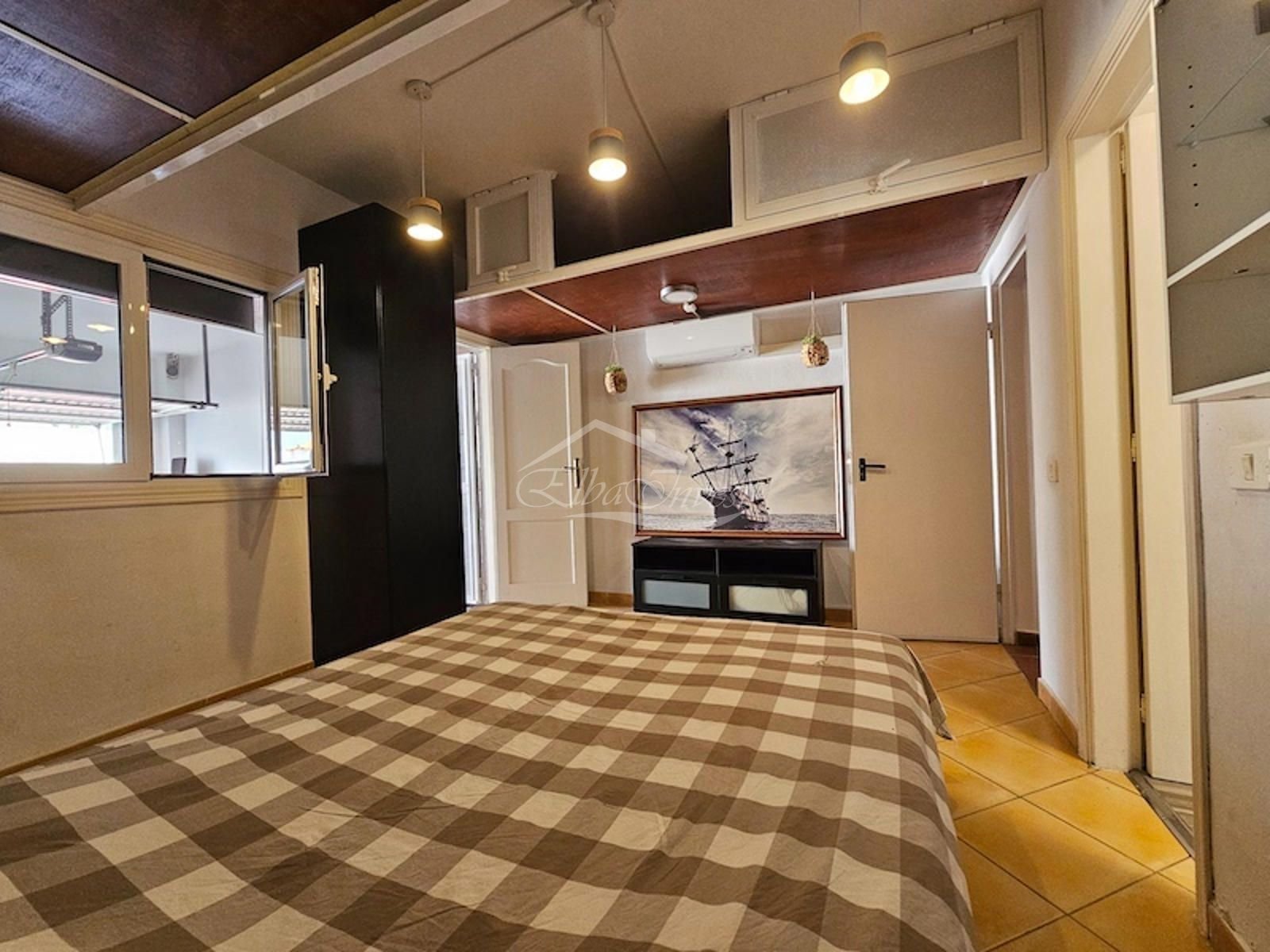 Diese charmante Wohnung steht zum Verkauf in Torviscas Alto, einer der gefragtesten Wohngegenden im Süden Teneriffas, bekannt für ihre Ruhe, gute Verk