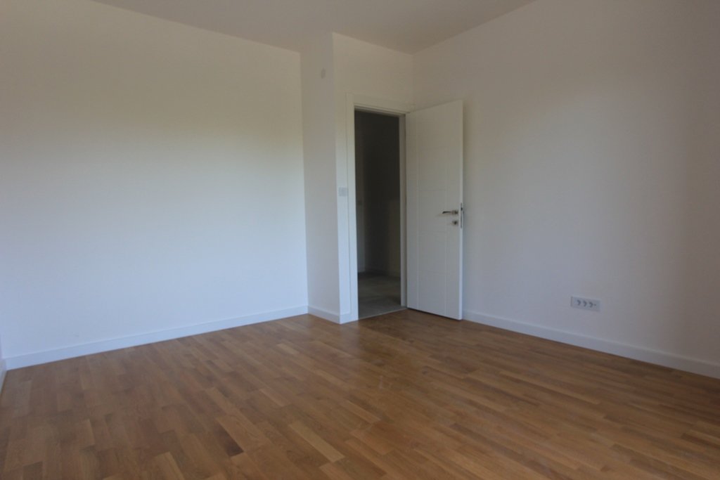 Apartments in a new complex near the sea in Tivat<br><br><p>Three apartments for sale in Donje Lastva, Tivat. The apartments are 50m2, 56m2 and 106...