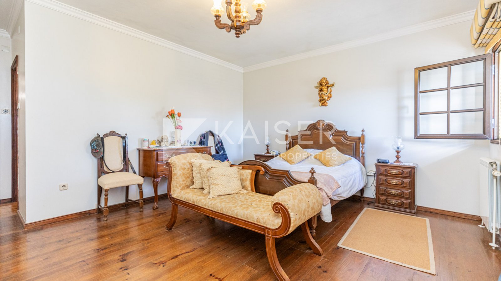 Dieses Anwesen verfügt über einen wunderschön angelegten Garten mit verschiedenen Pflanzen und Obstbäumen. Es verfügt über eine große Terrasse, die vo